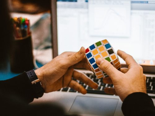 Rubiks kube foran dataskjerm