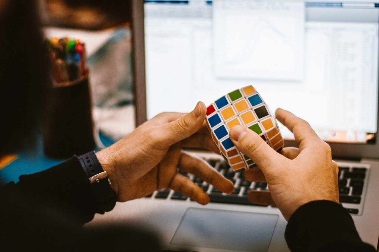 Rubiks kube foran dataskjerm